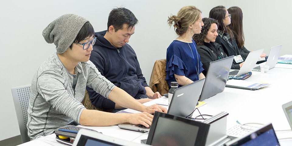 Groupe d’apprenants en atelier – UPSKILL CENTER